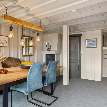 Cozy Skilodge In & Out In *